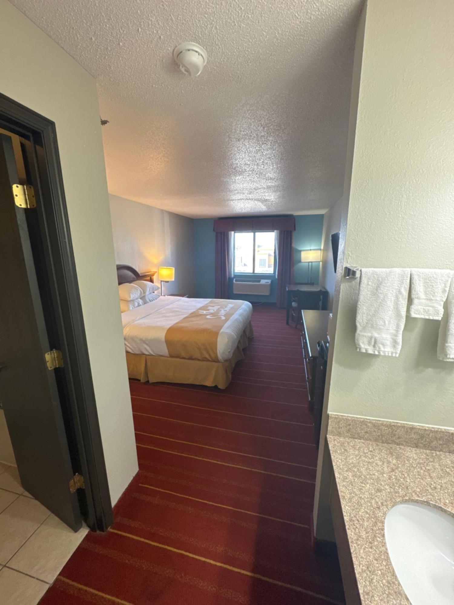 Days Inn By Wyndham Salina I-70 Kültér fotó