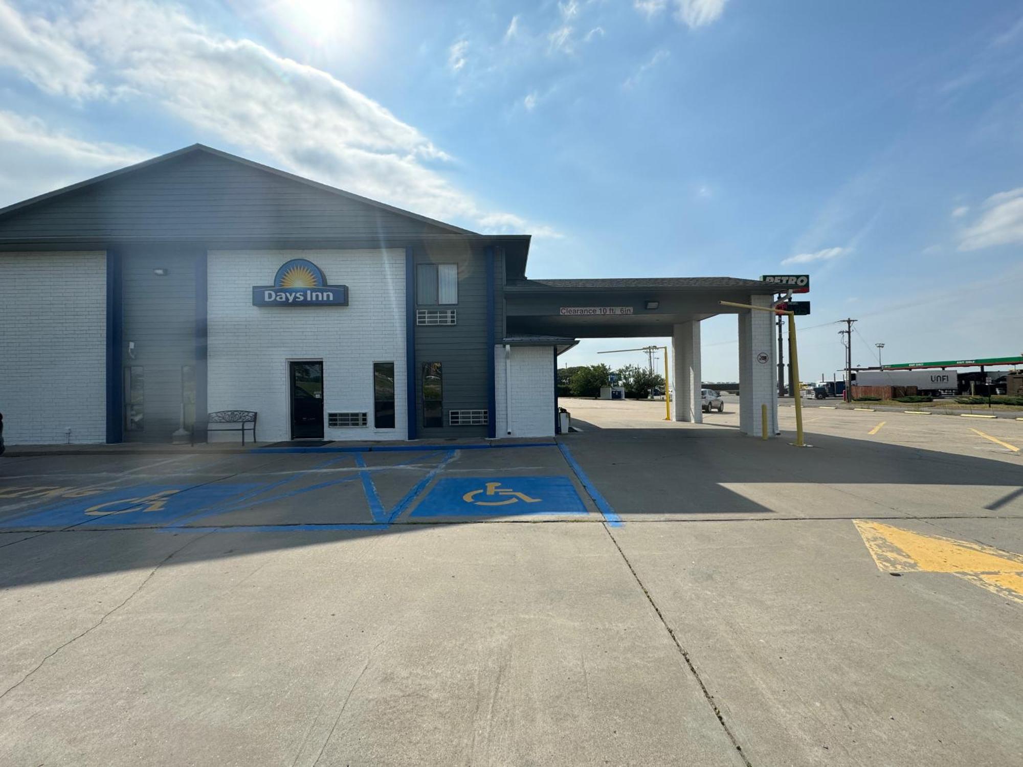 Days Inn By Wyndham Salina I-70 Kültér fotó
