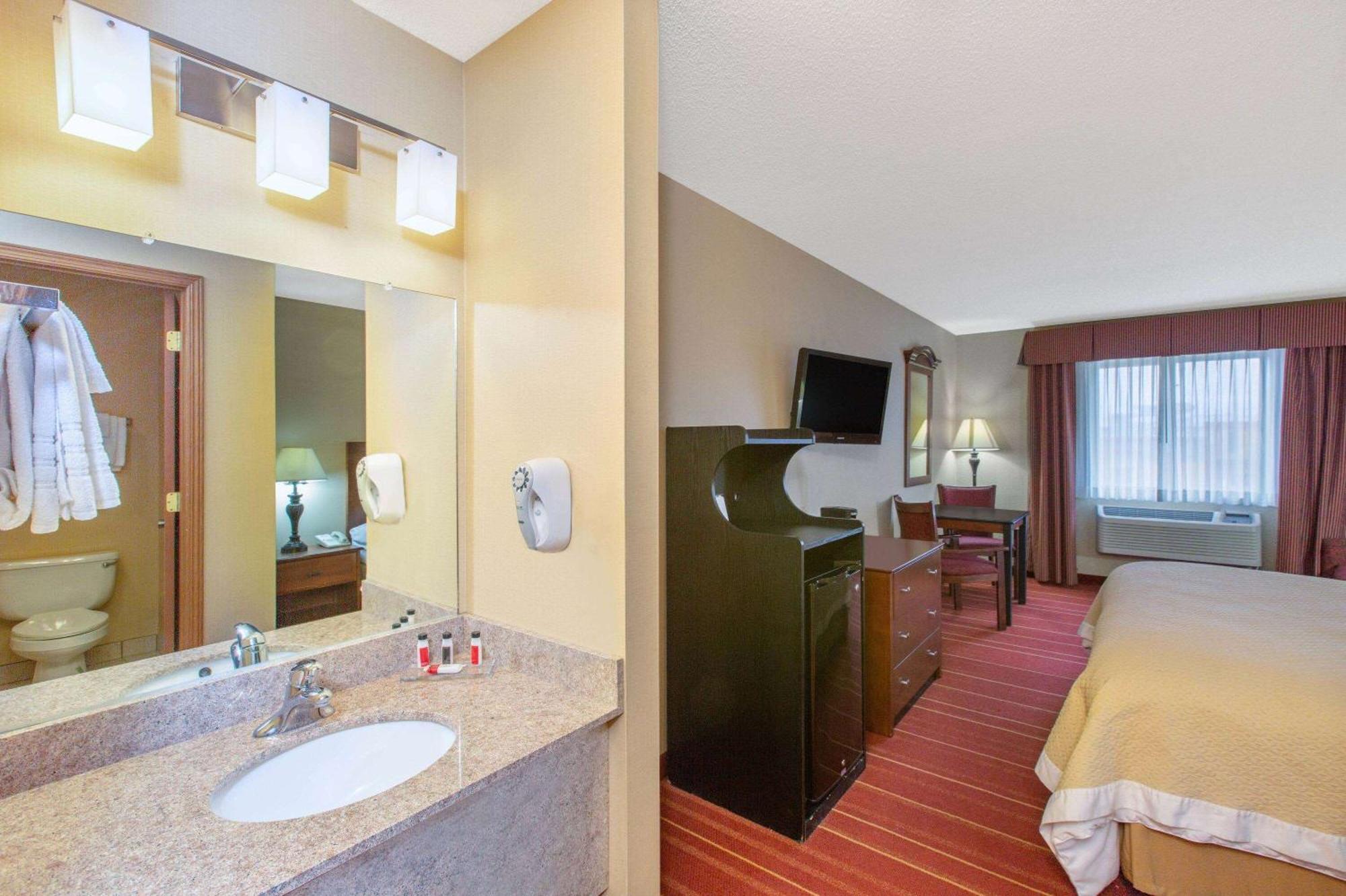 Days Inn By Wyndham Salina I-70 Kültér fotó